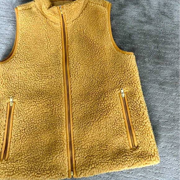 J CREW SHERPA WOMENS VEST - GOLD YELLOW. MEDIUM. RARE!!! - Picture 5 of 8